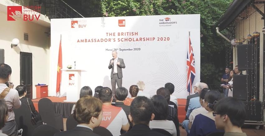 Video - 4 sinh vien dau tien gianh hoc bong Dai su Vuong quoc Anh hinh anh