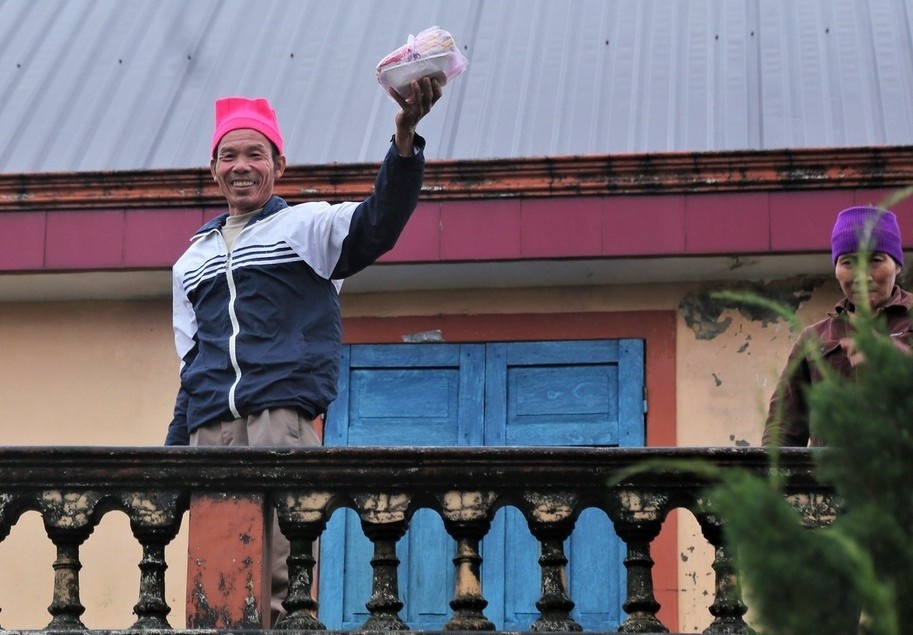 Nguoi dan lan toa tinh than lac quan, ho tro mien Trung vuot lu hinh anh