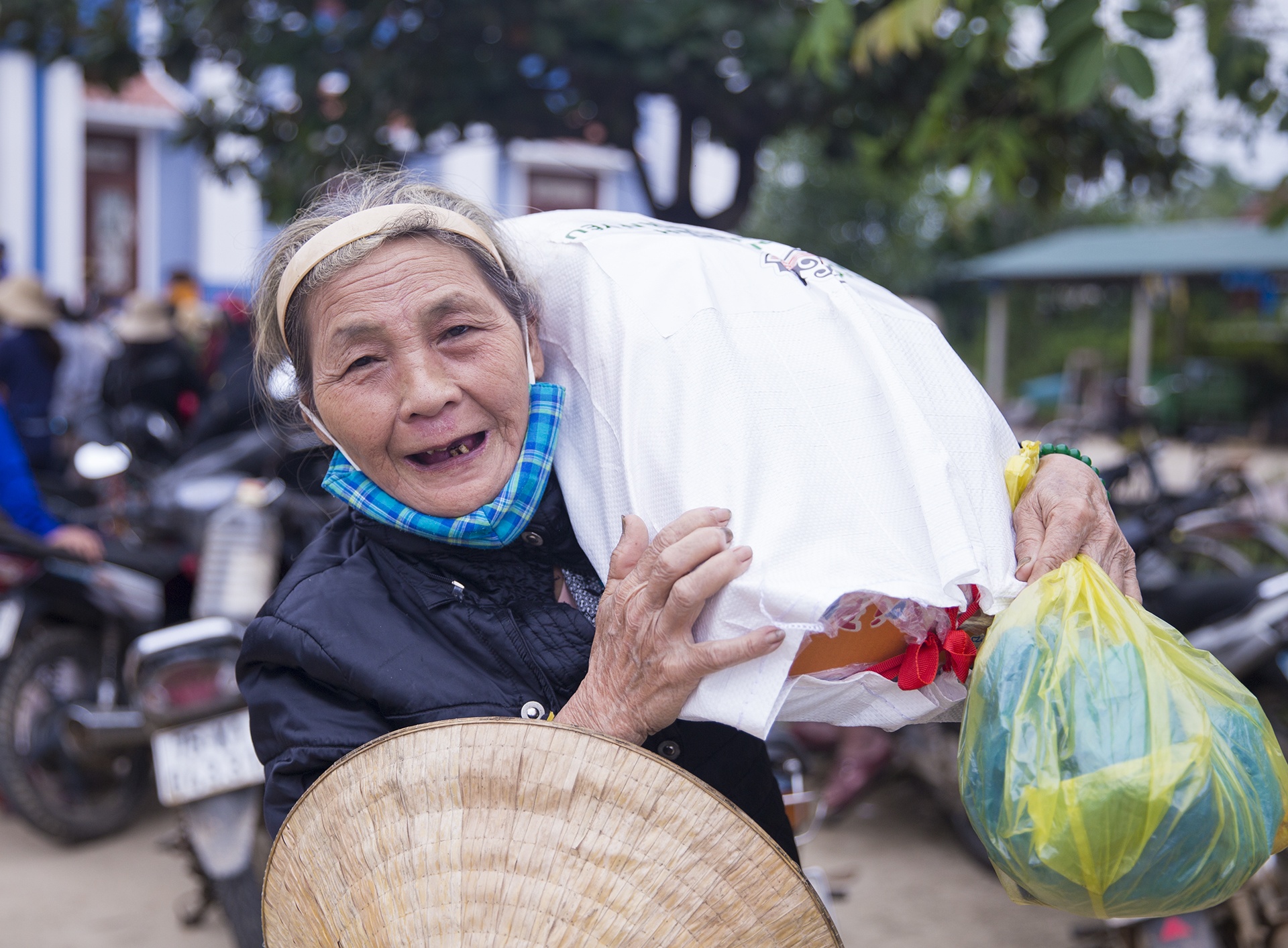 Nguoi dan duoc cuu tro kip thoi trong bao lu hinh anh