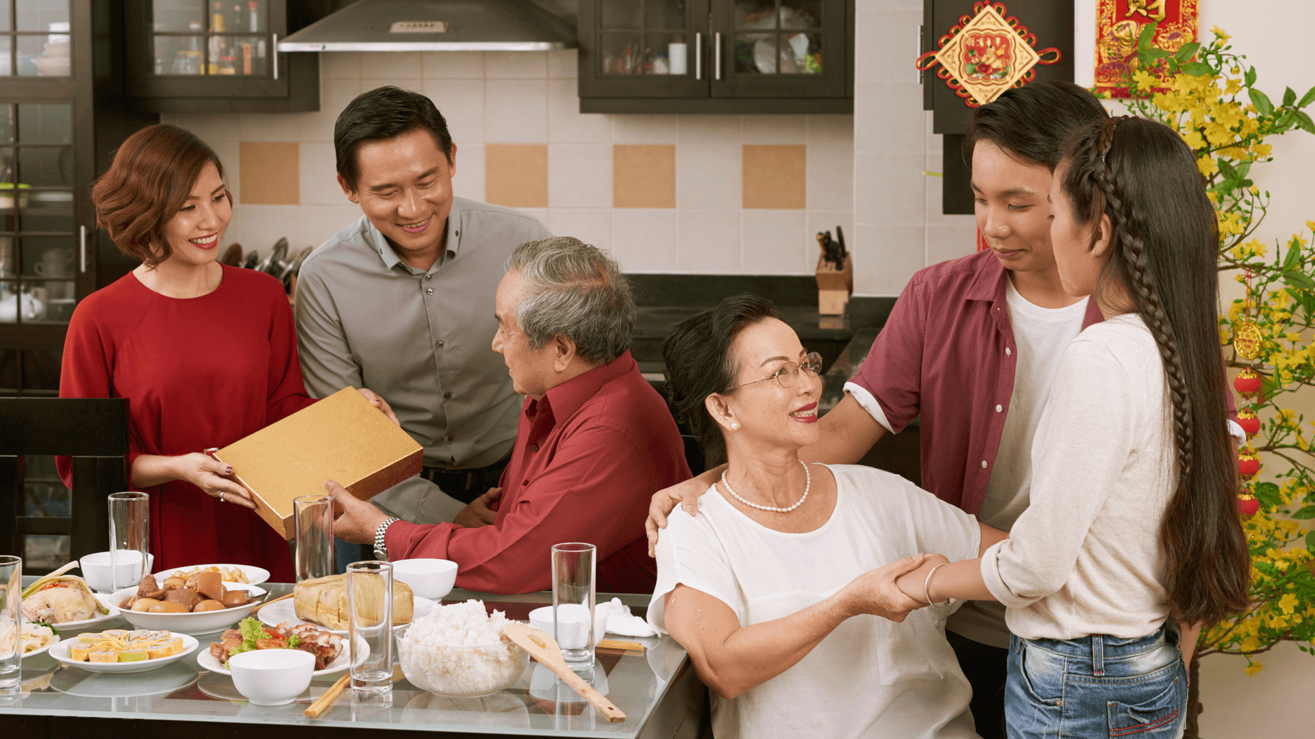 Hanh trang ve que an Tet cua dua con xa nha hinh anh