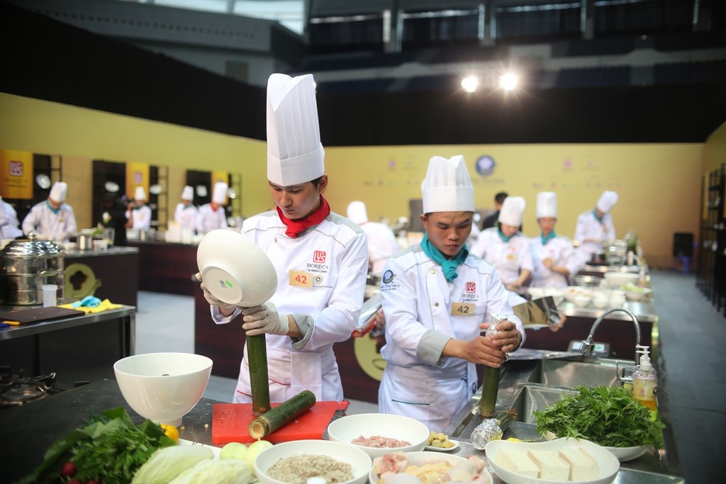 54 dau bep khach san 5 sao mien Trung tranh tai anh 1