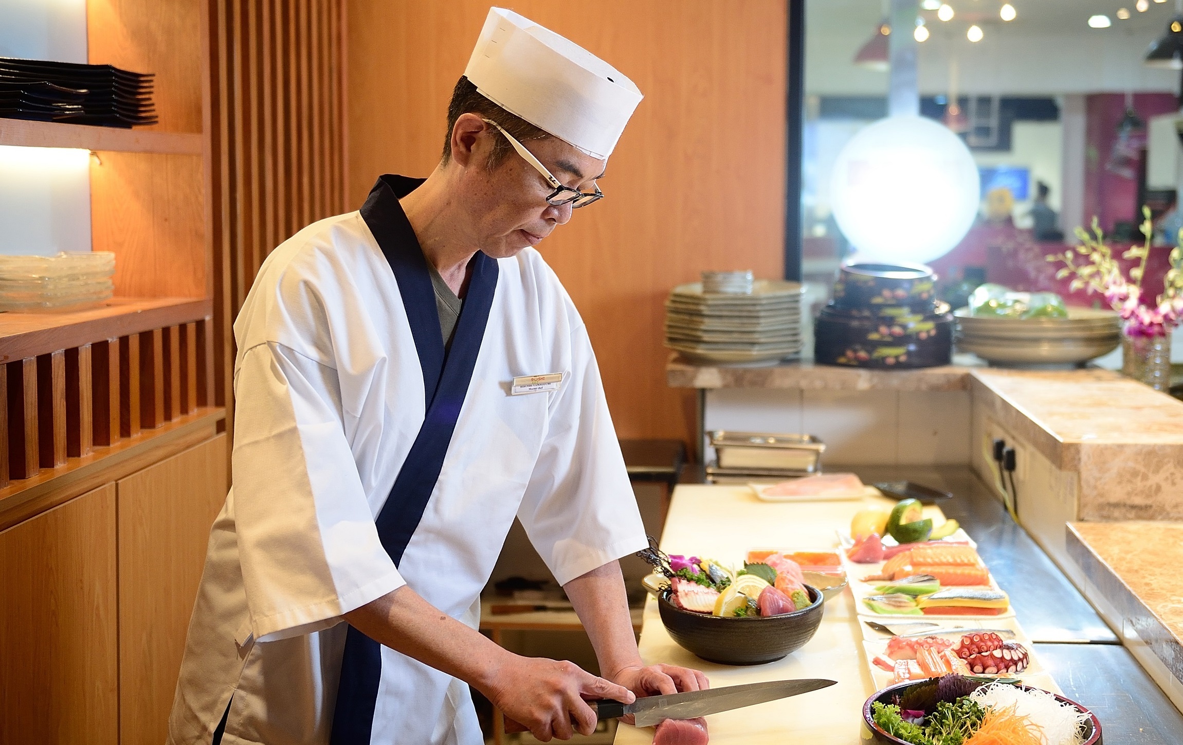 Sushi dang cap cua dau bep Nhat 30 nam kinh nghiem hinh anh