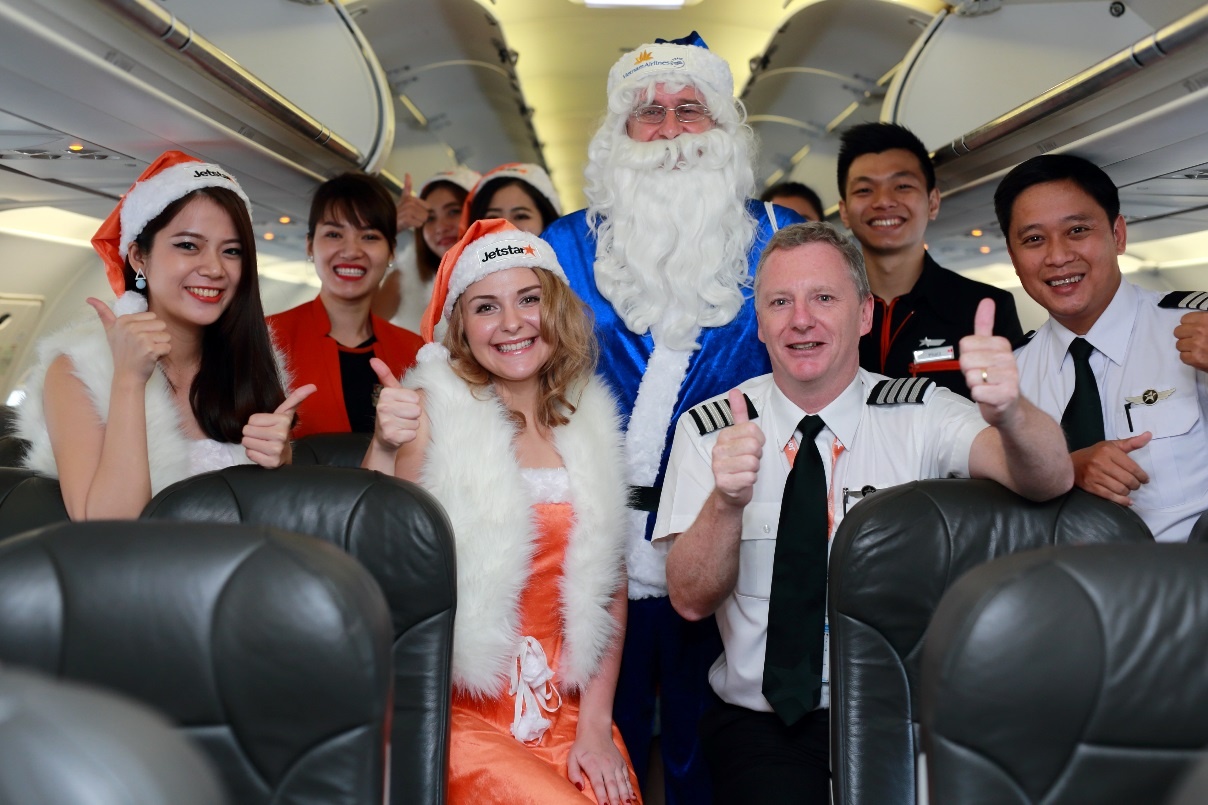 Hanh khach don Giang sinh som tren may bay hinh anh