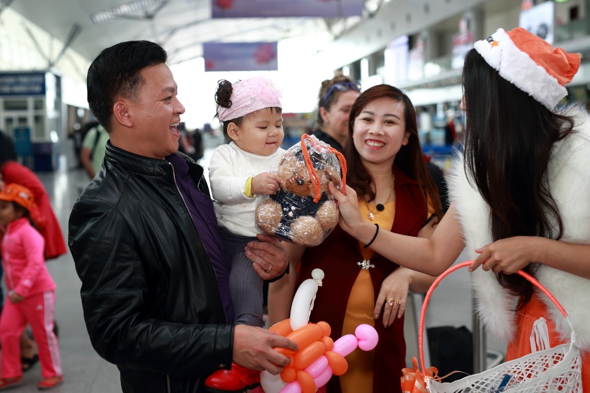 hanh khach don Giang sinh som tren may bay anh 5