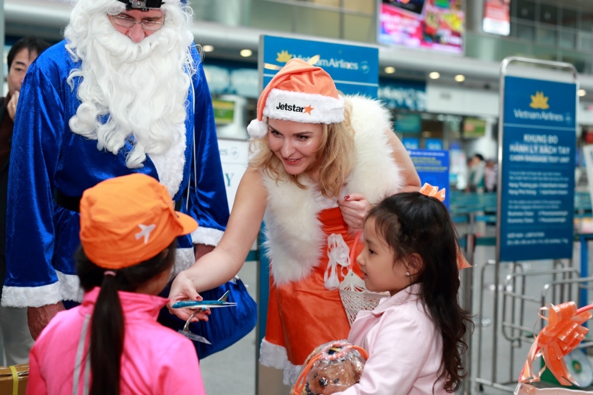 hanh khach don Giang sinh som tren may bay anh 7