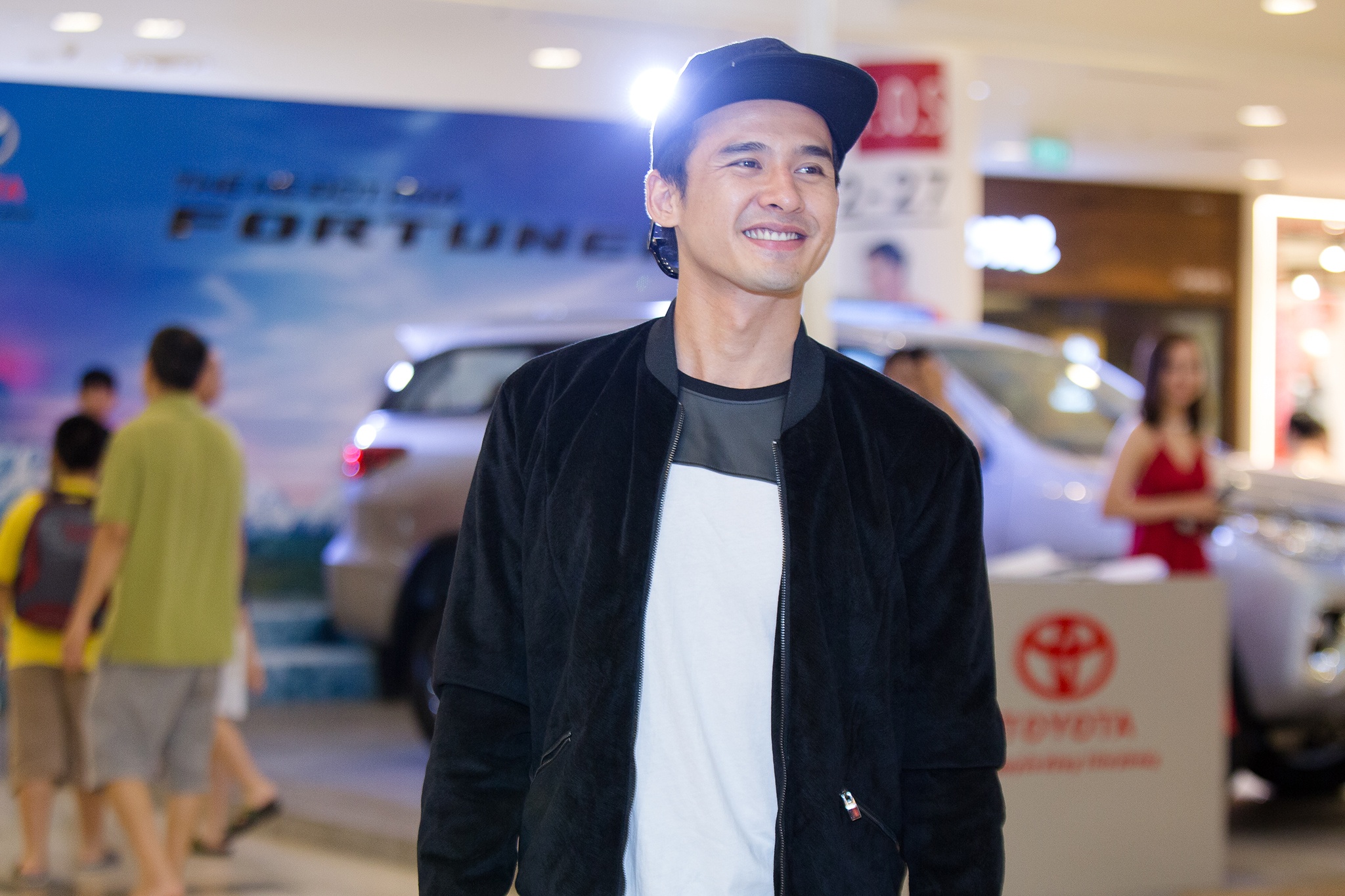 Luong The Thanh di mua sam cuoi tuan mot minh anh 2