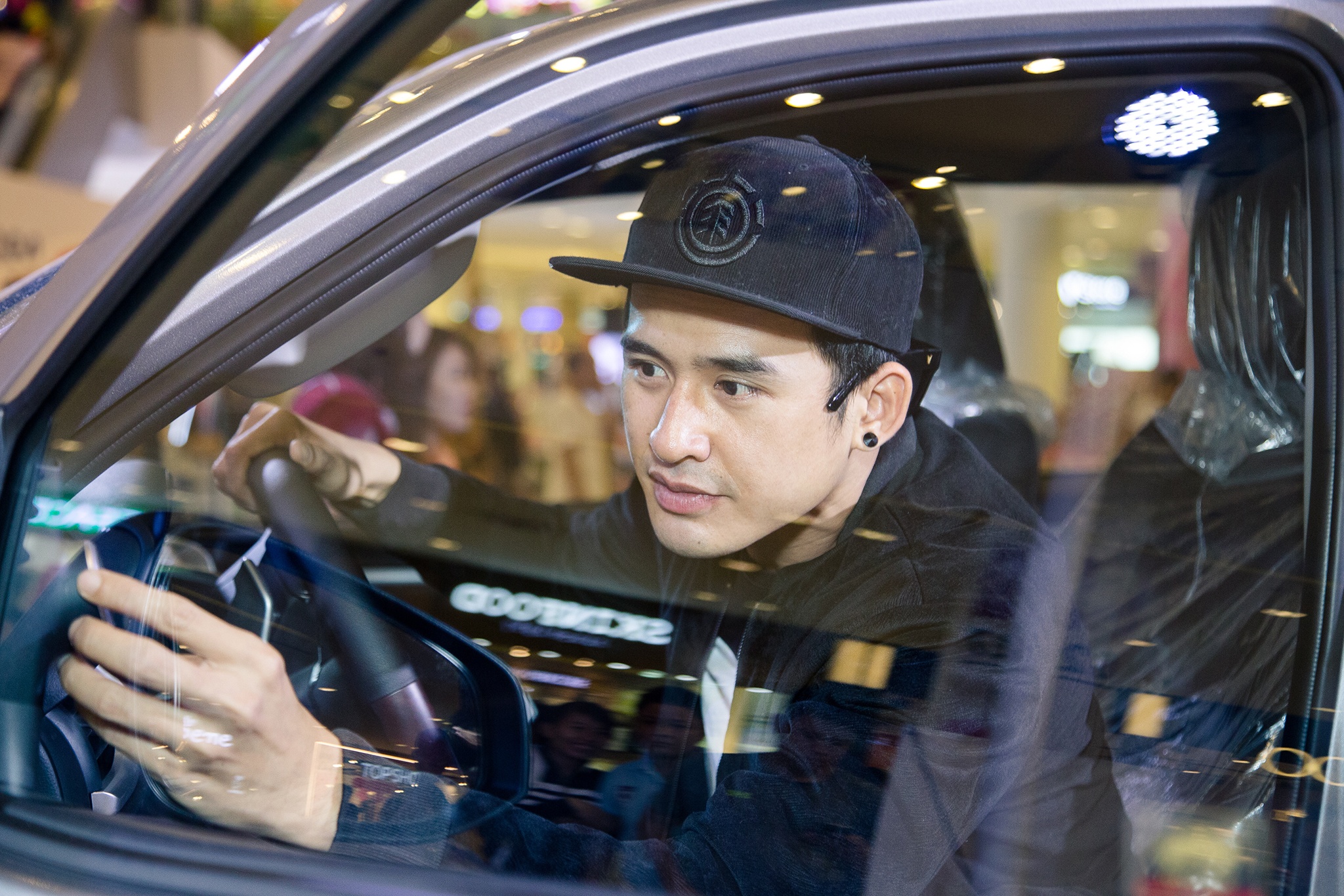 Luong The Thanh di mua sam cuoi tuan mot minh anh 3