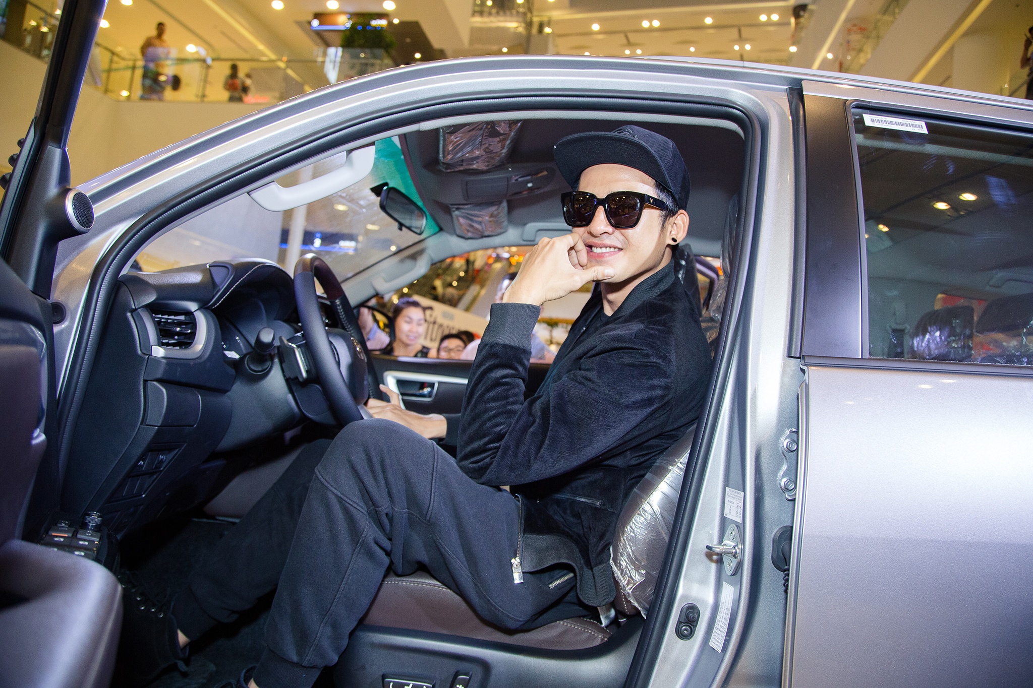 Luong The Thanh di mua sam cuoi tuan mot minh anh 4