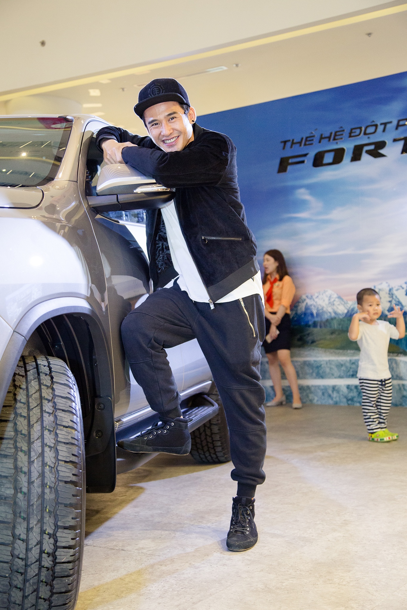 Luong The Thanh di mua sam cuoi tuan mot minh anh 5