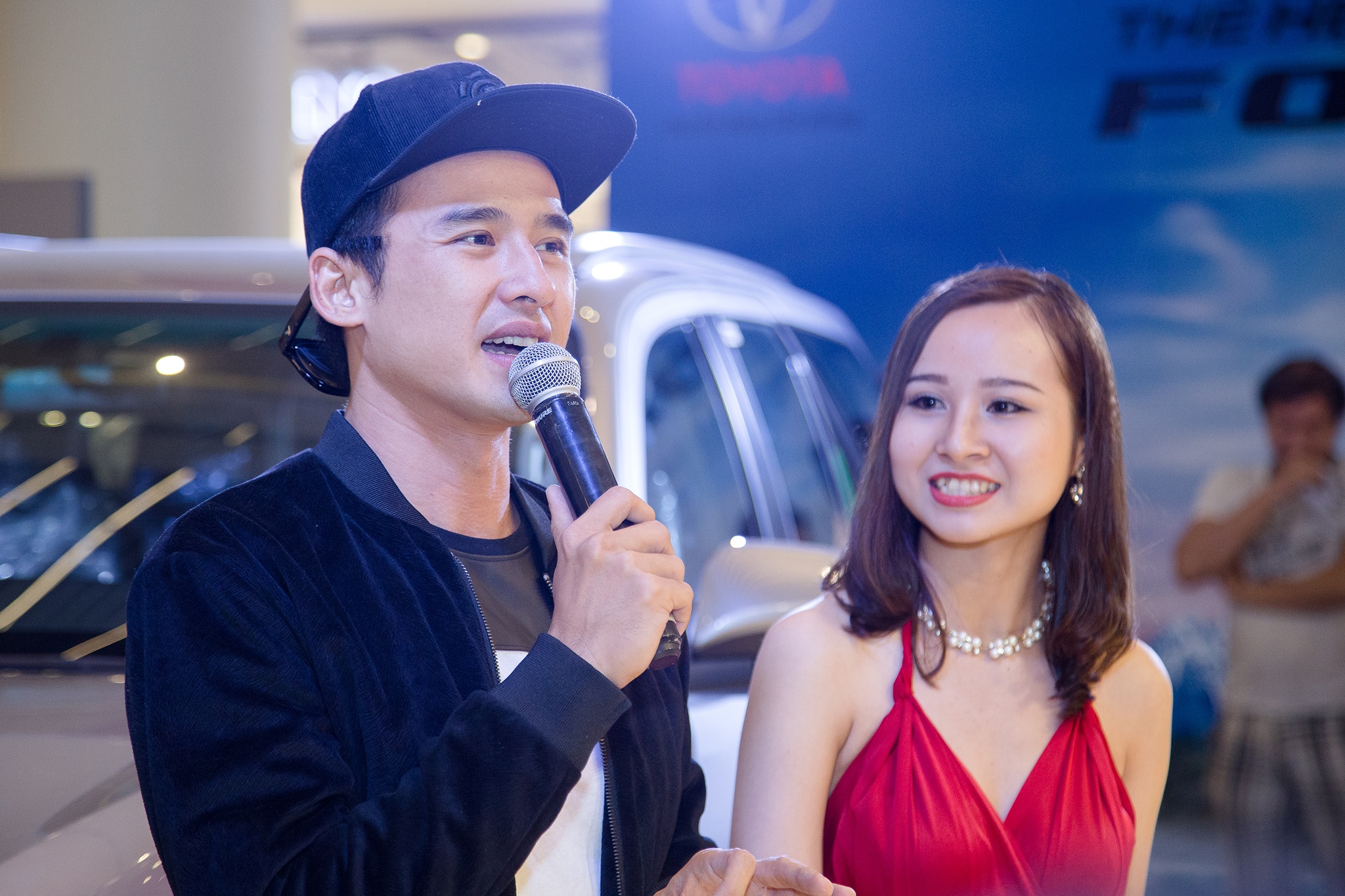 Luong The Thanh di mua sam cuoi tuan mot minh anh 6