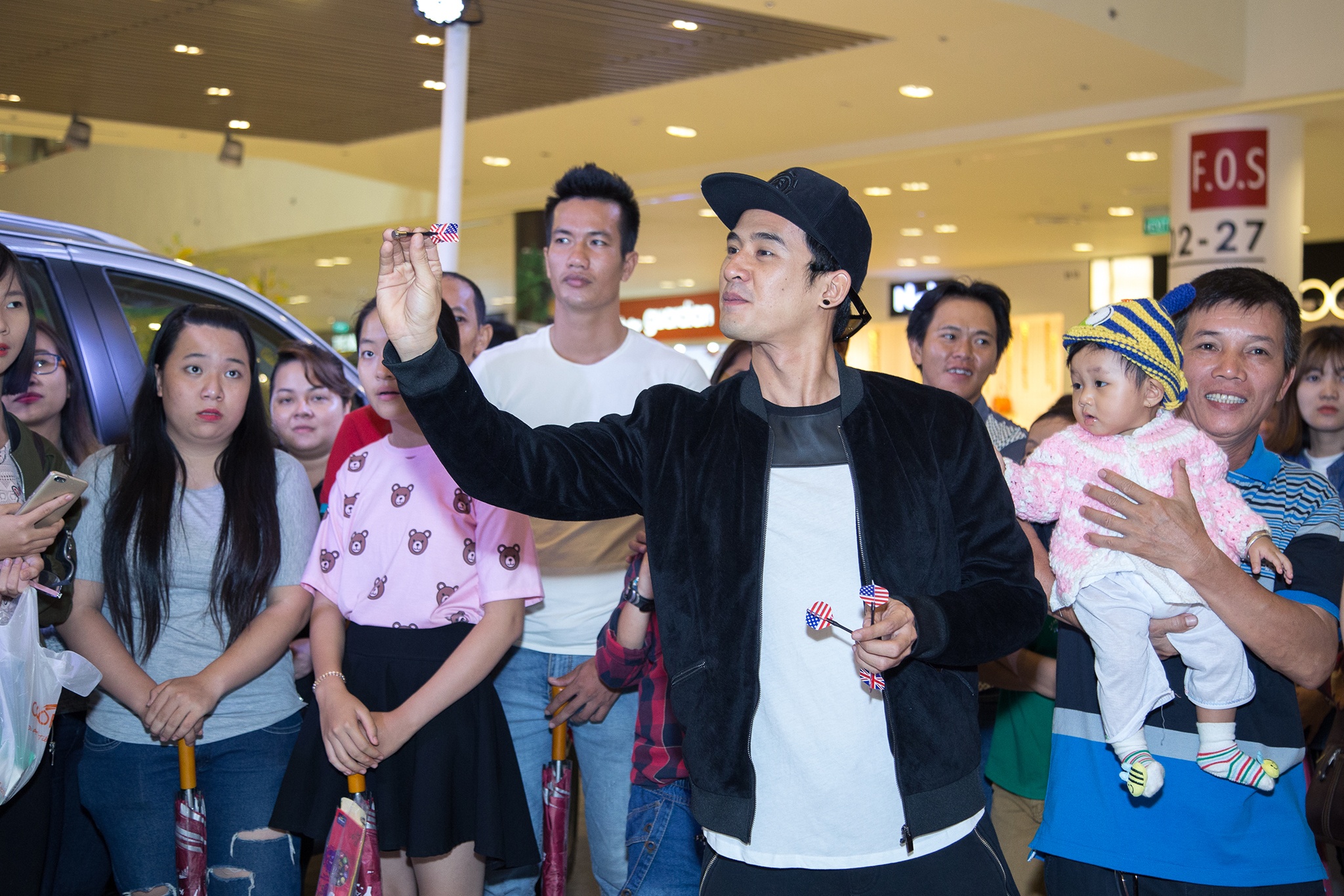 Luong The Thanh di mua sam cuoi tuan mot minh anh 7