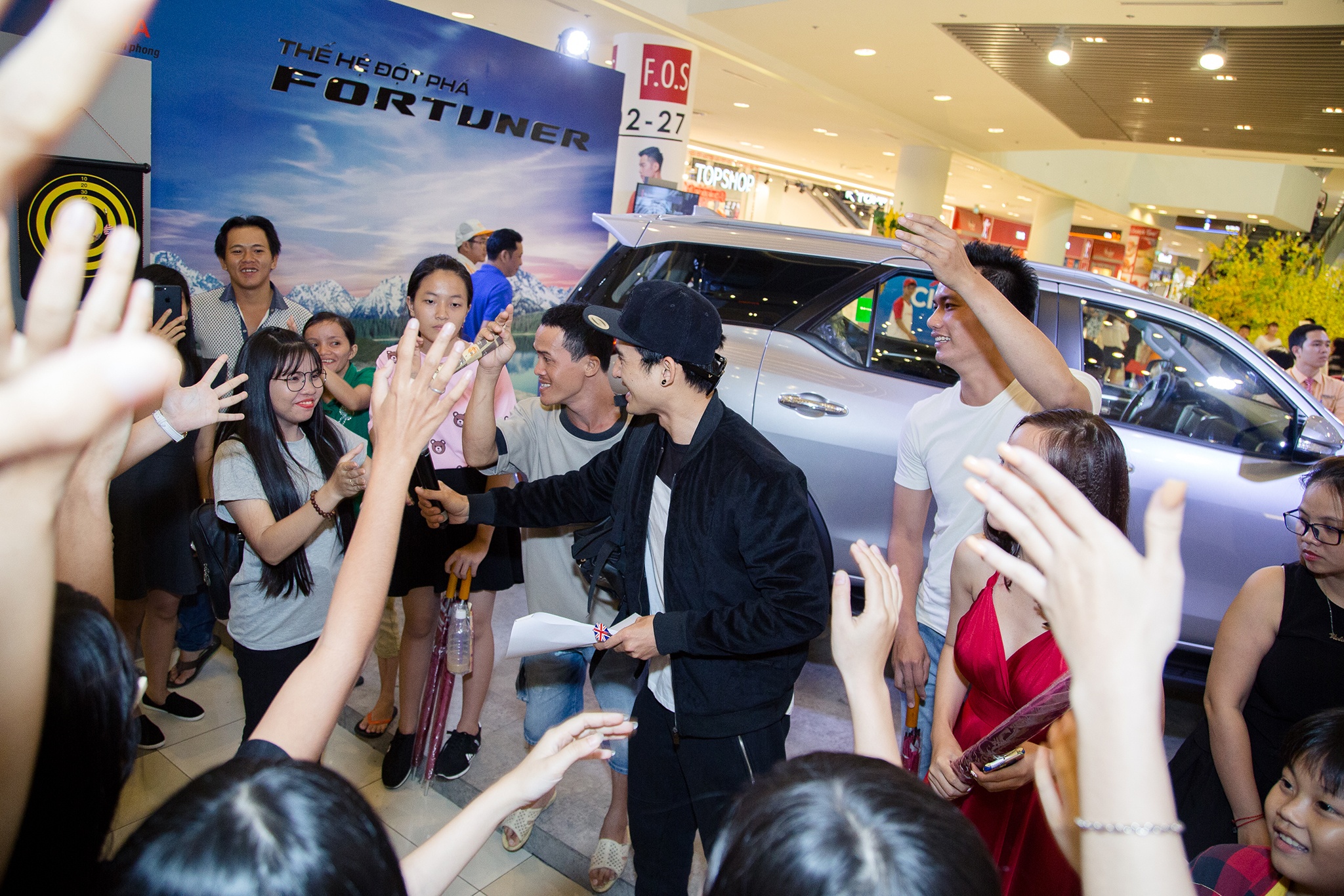 Luong The Thanh di mua sam cuoi tuan mot minh anh 8