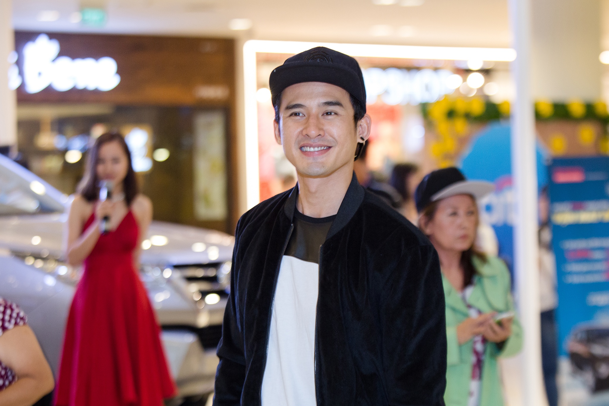 Luong The Thanh di mua sam cuoi tuan mot minh o SC VivoCity hinh anh