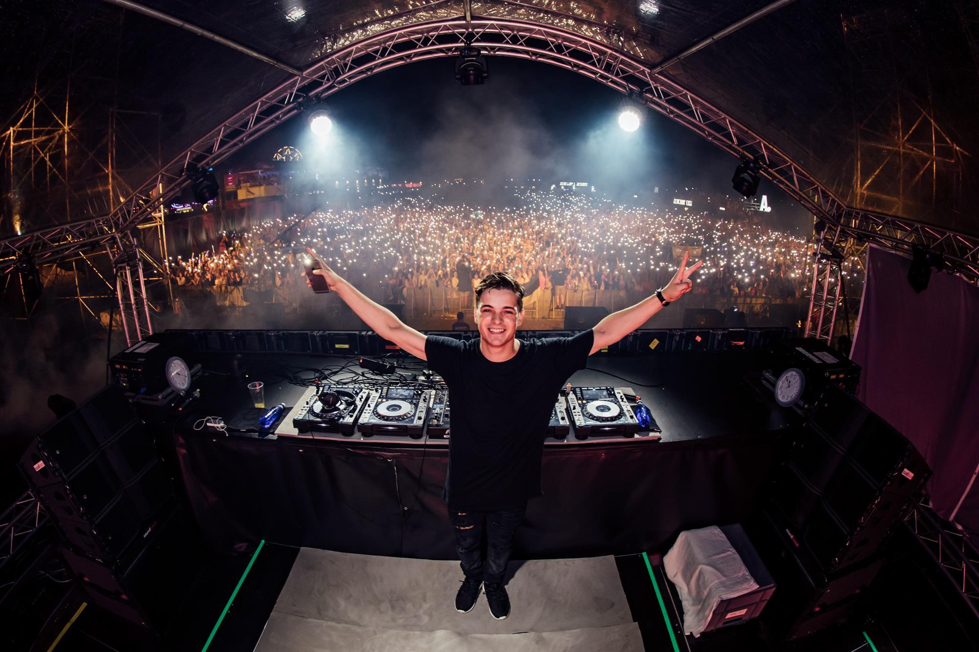 Gioi tre hao huc tai ngo dai nhac hoi EDM co DJ quoc te hinh anh