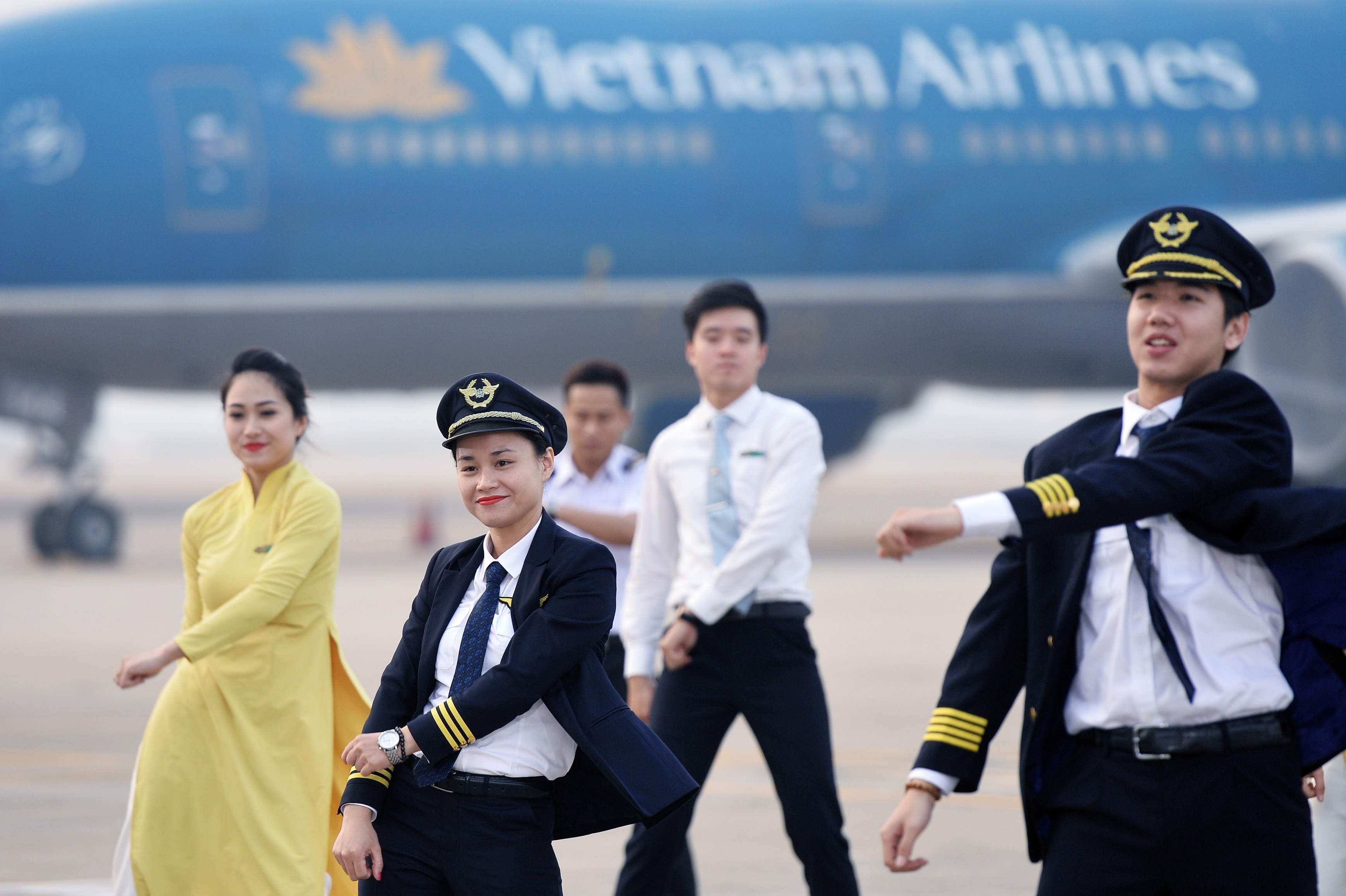 Emcee L dat minh vao vi tri nhan vien VNA de viet ‘Bay len Viet Nam’ hinh anh