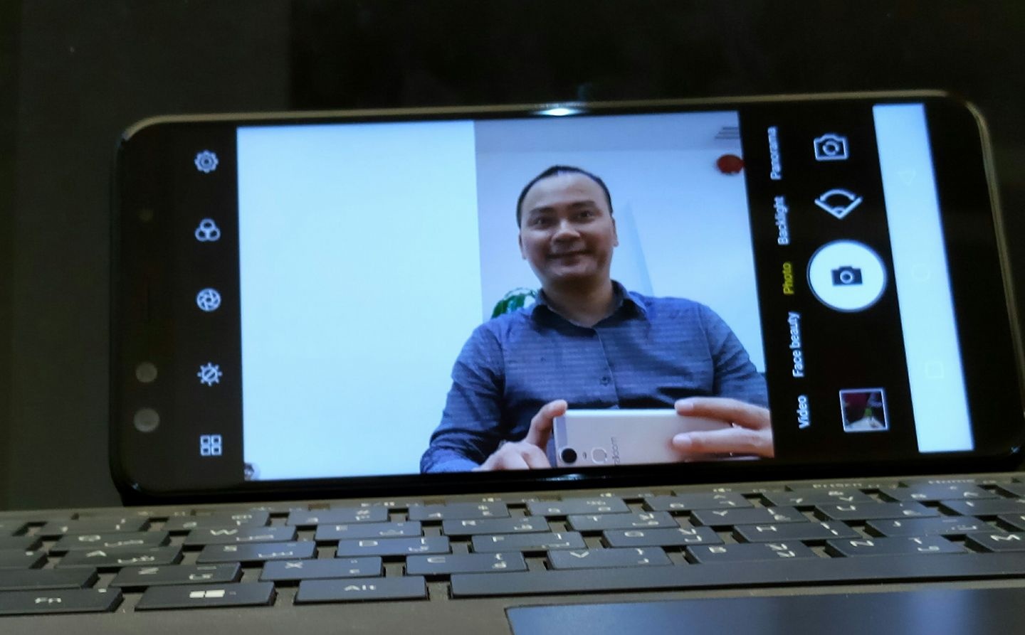 Mobiistar lam dien thoai man hinh vo cuc anh 2