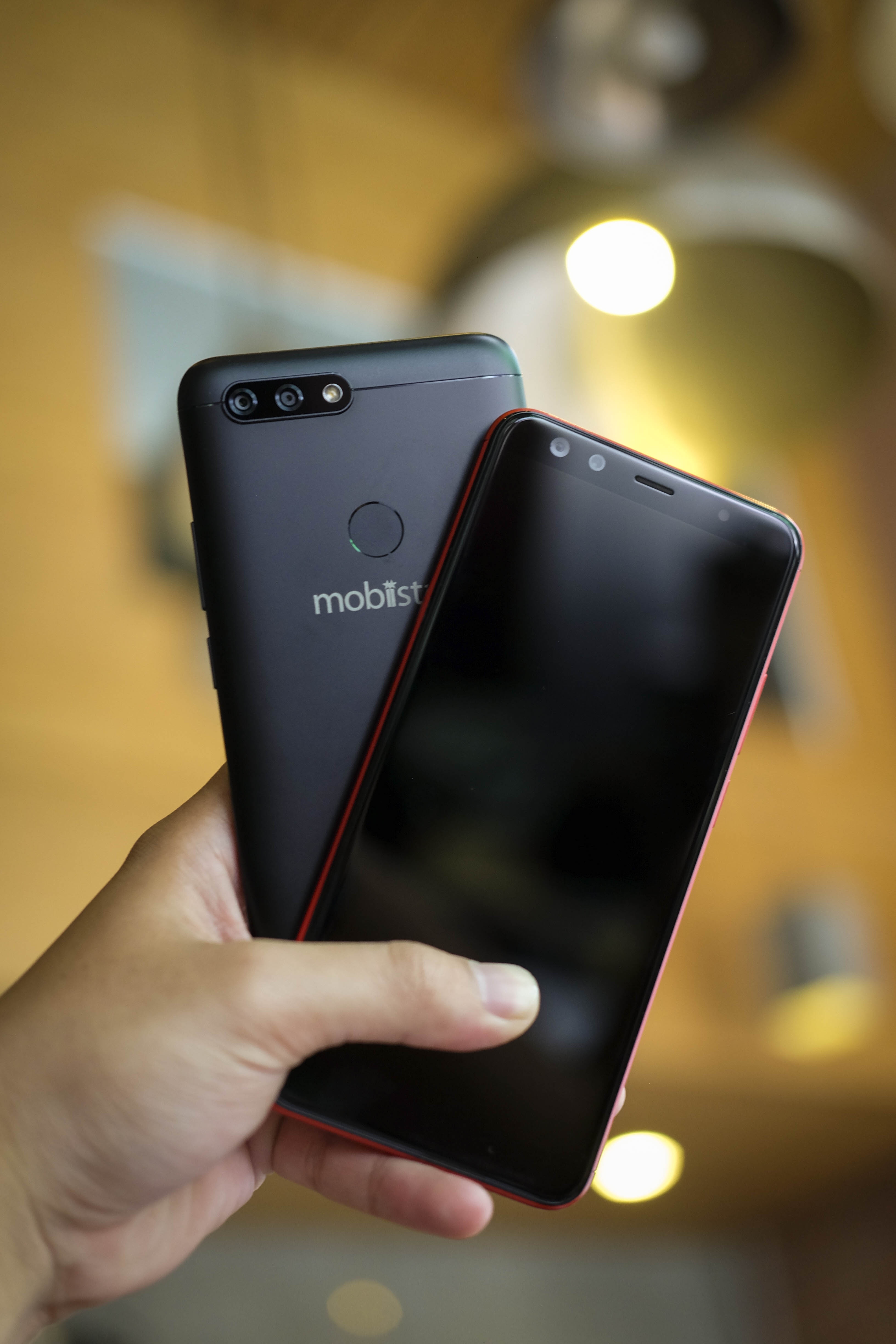 anh thuc te smartphone man hinh vo cuc Mobiistar anh 2