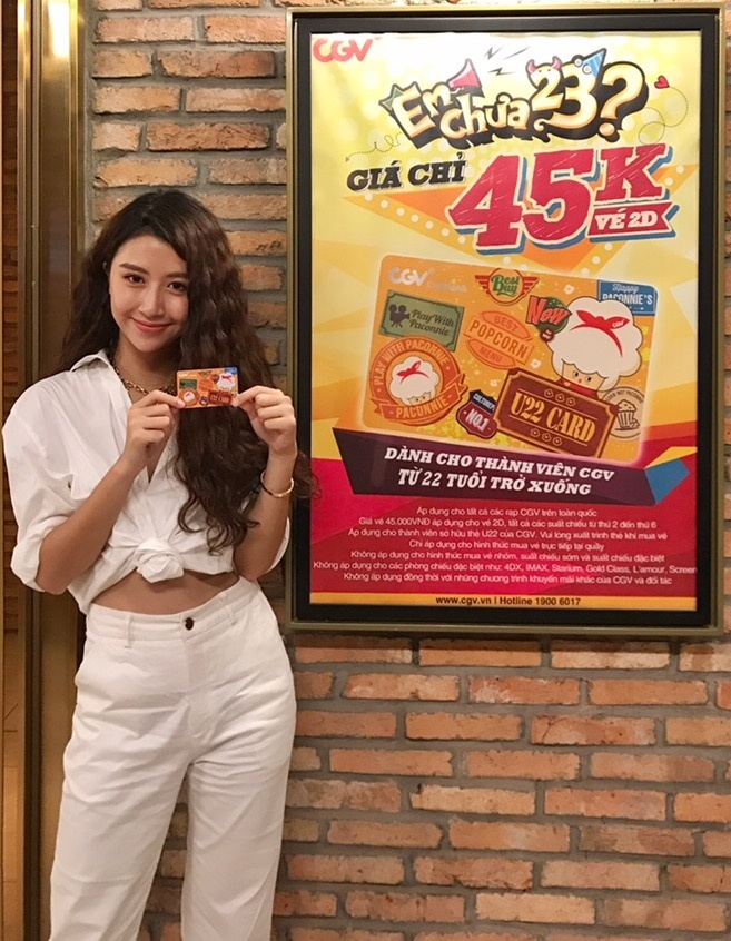 Hoang Yen Chibi ru fan lam the xem phim 45.000 anh 2