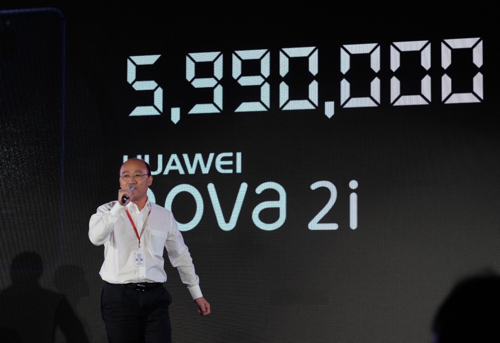 Huawei nova 2i bat dau nhan dat truoc hinh anh