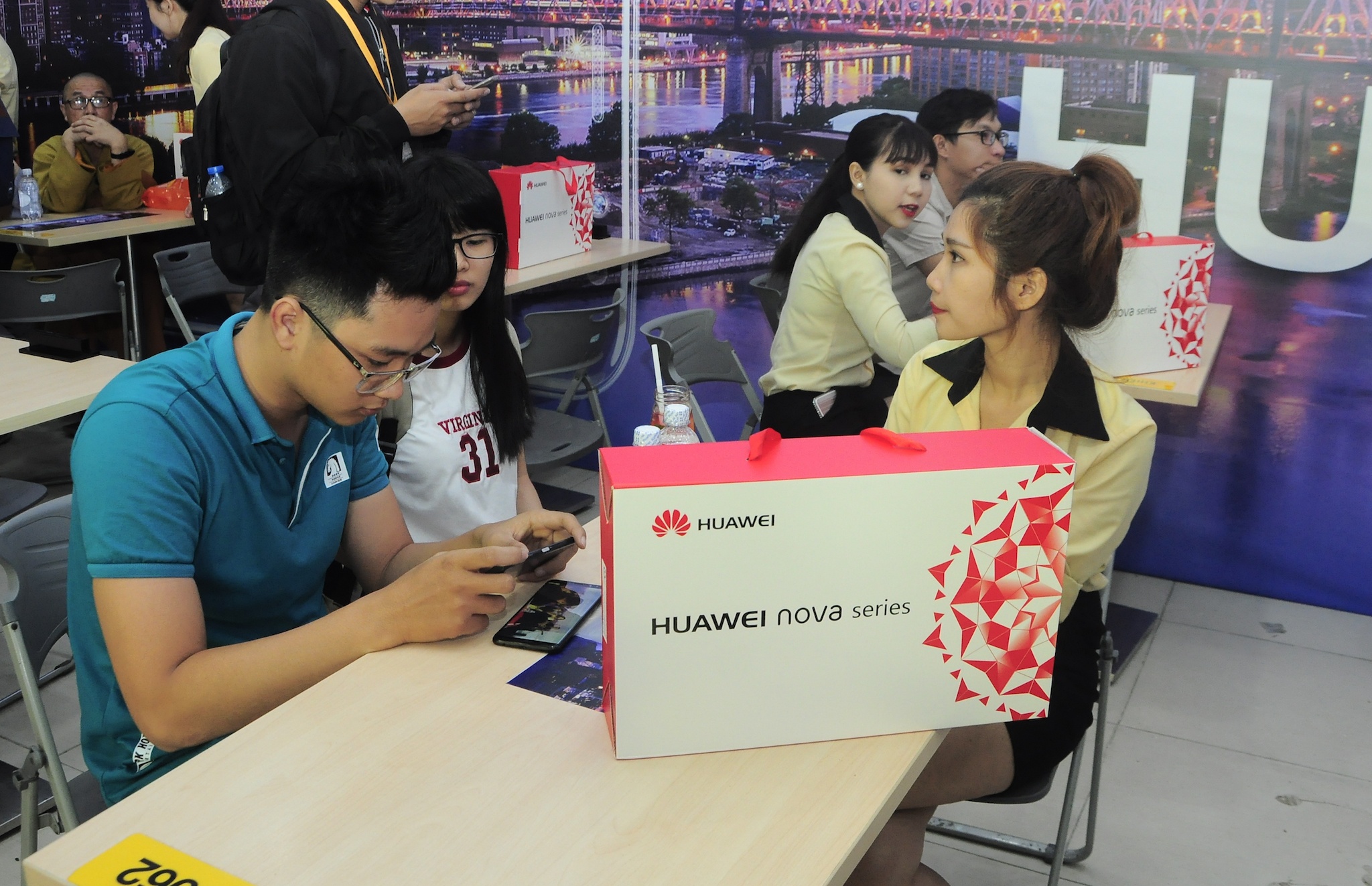 Huawei nova 2i dot dau mo ban anh 3