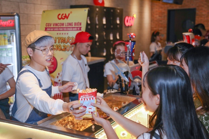 Đức Phúc trổ tài làm bắp rang bơ ảnh 2 Duc Phuc tro tai lam bap rang bo anh 2