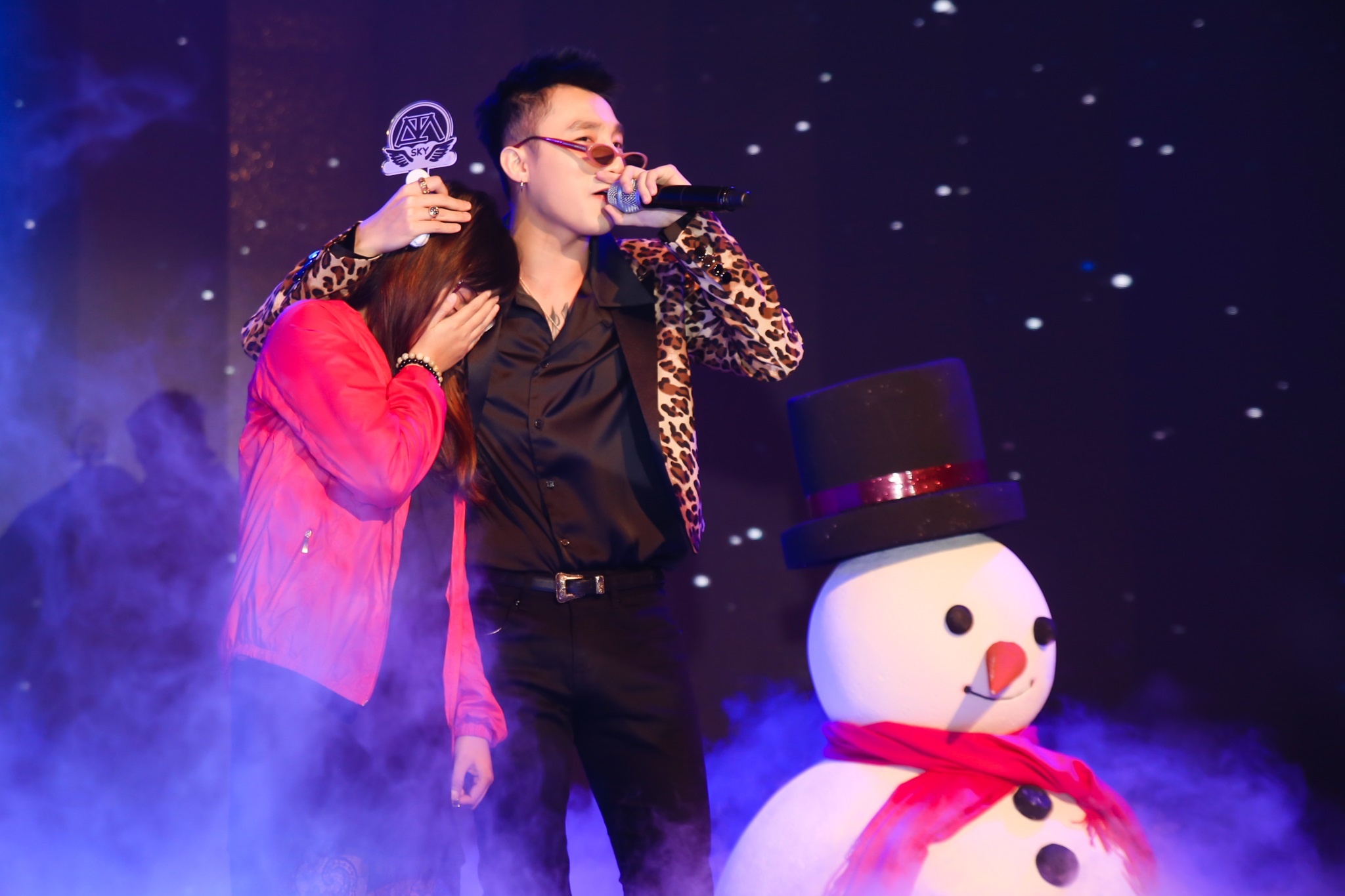 Fan nu xuc dong khi duoc Son Tung M-TP choang khan hinh anh