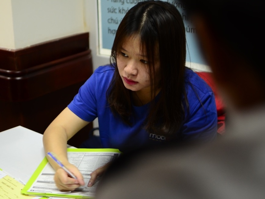 Tinh nguyen vien Mobifone ho tro gia dinh cac be 'phau thuat nu cuoi' hinh anh