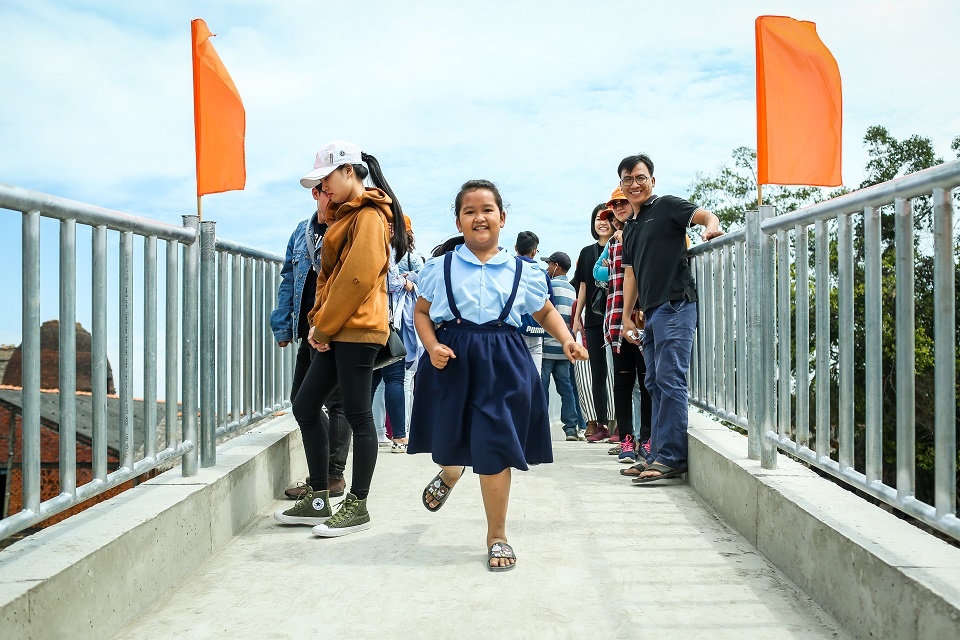 Khanh thanh cau Nam Phuong cho ba con tinh Vinh Long hinh anh