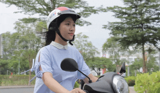 Nhung loi pho bien cua phu nu khi di xe tay ga hinh anh