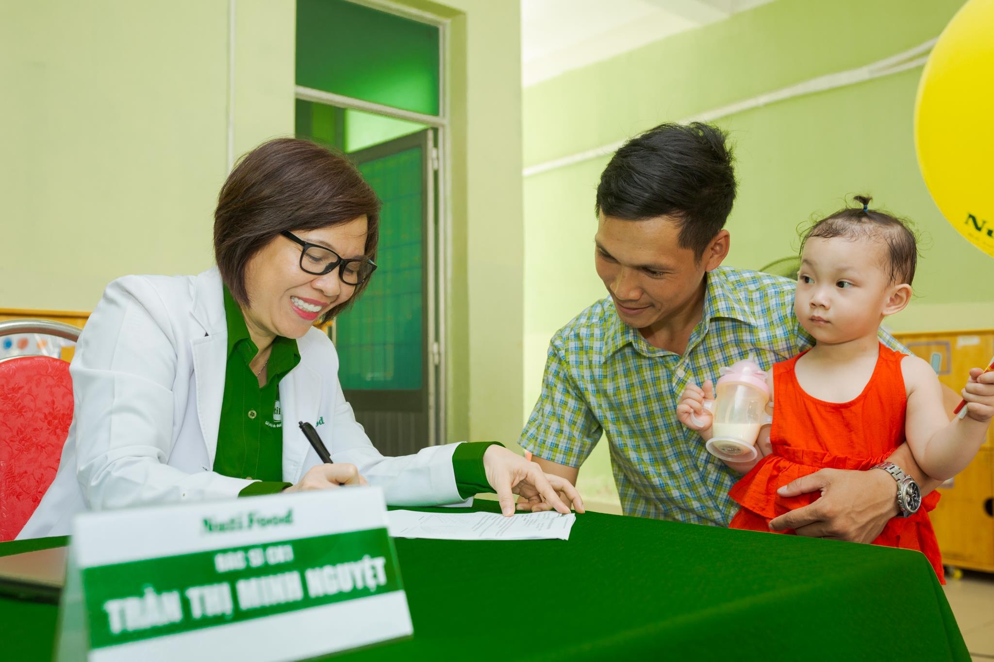 Tre em 12 tinh, thanh duoc phat sua, kham dinh duong mien phi hinh anh