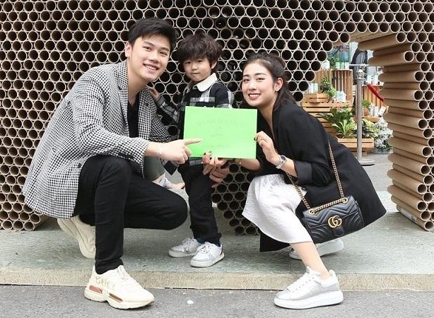 Tung Son va Trang Lou dua be Xoai di hoc tai che giay hinh anh