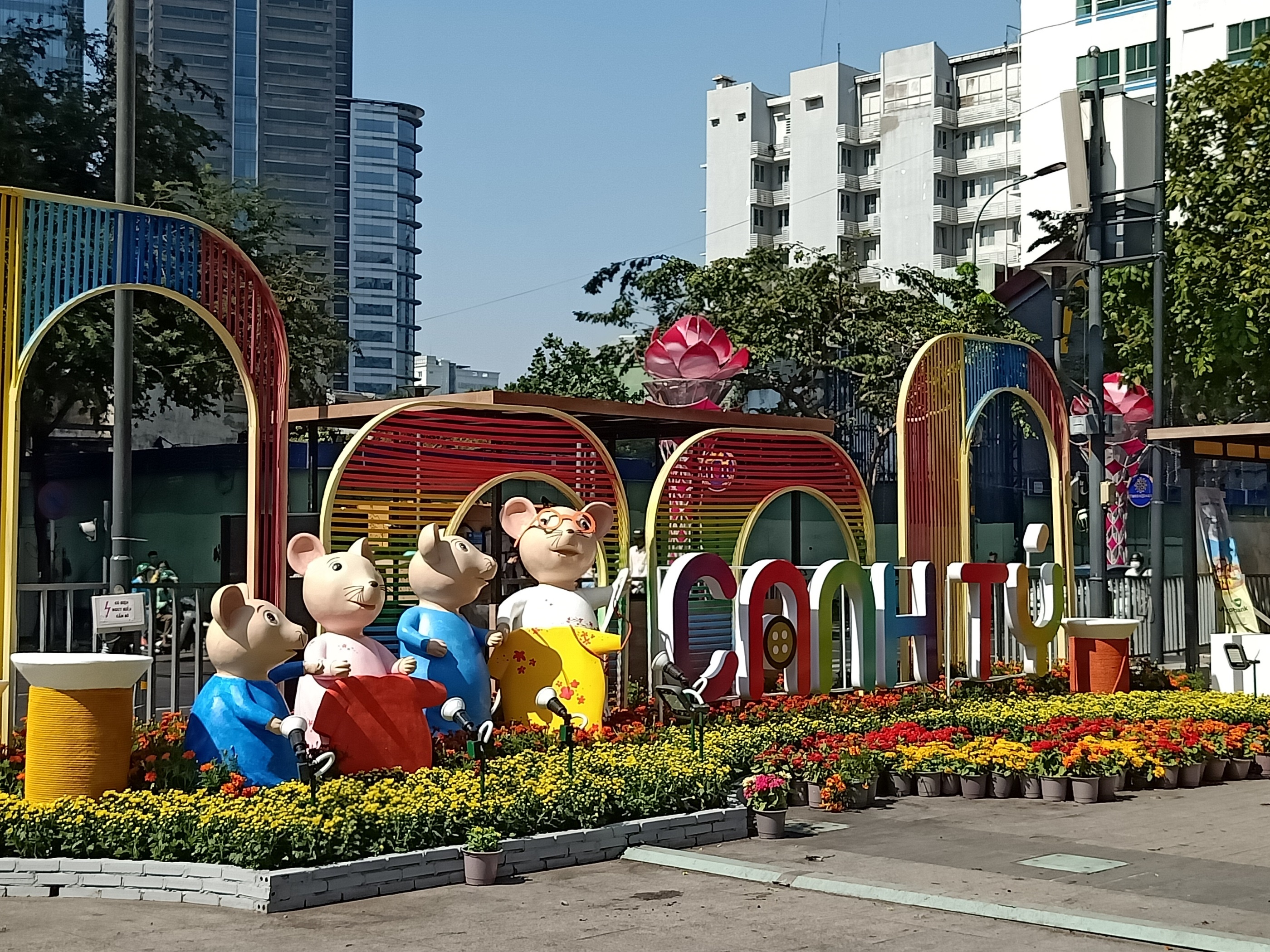 Dao mot vong cac diem trang tri Tet o TP.HCM hinh anh