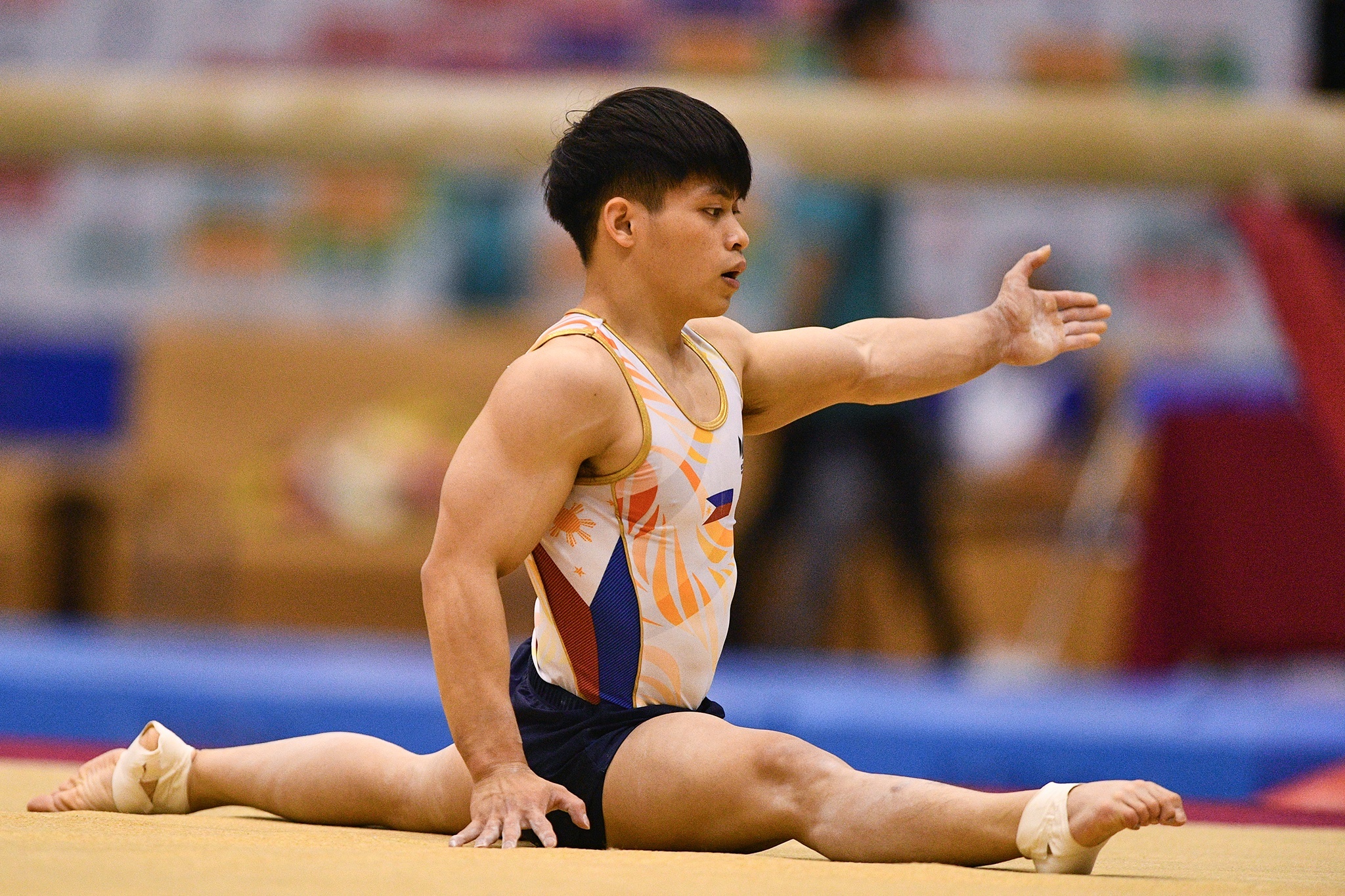 Su danh doi phia sau hao quang cua van dong vien the duc dung cu hinh anh