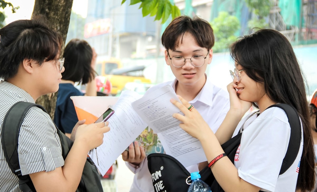 thi sinh dung ung sau khi thi tot nghiep anh 2