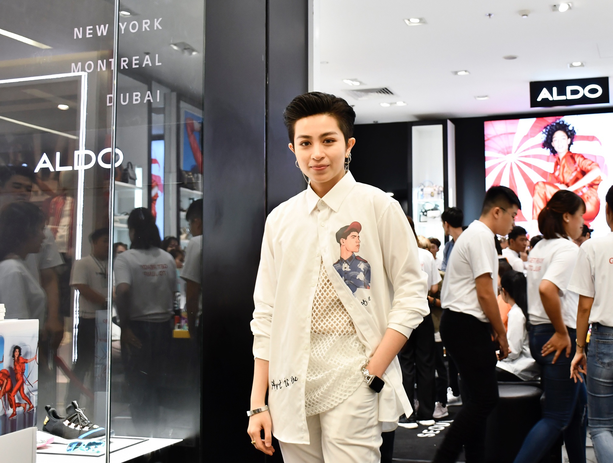 Gil Le 'lang xe' mau sneakers thoi trang cua nha mot Canada hinh anh