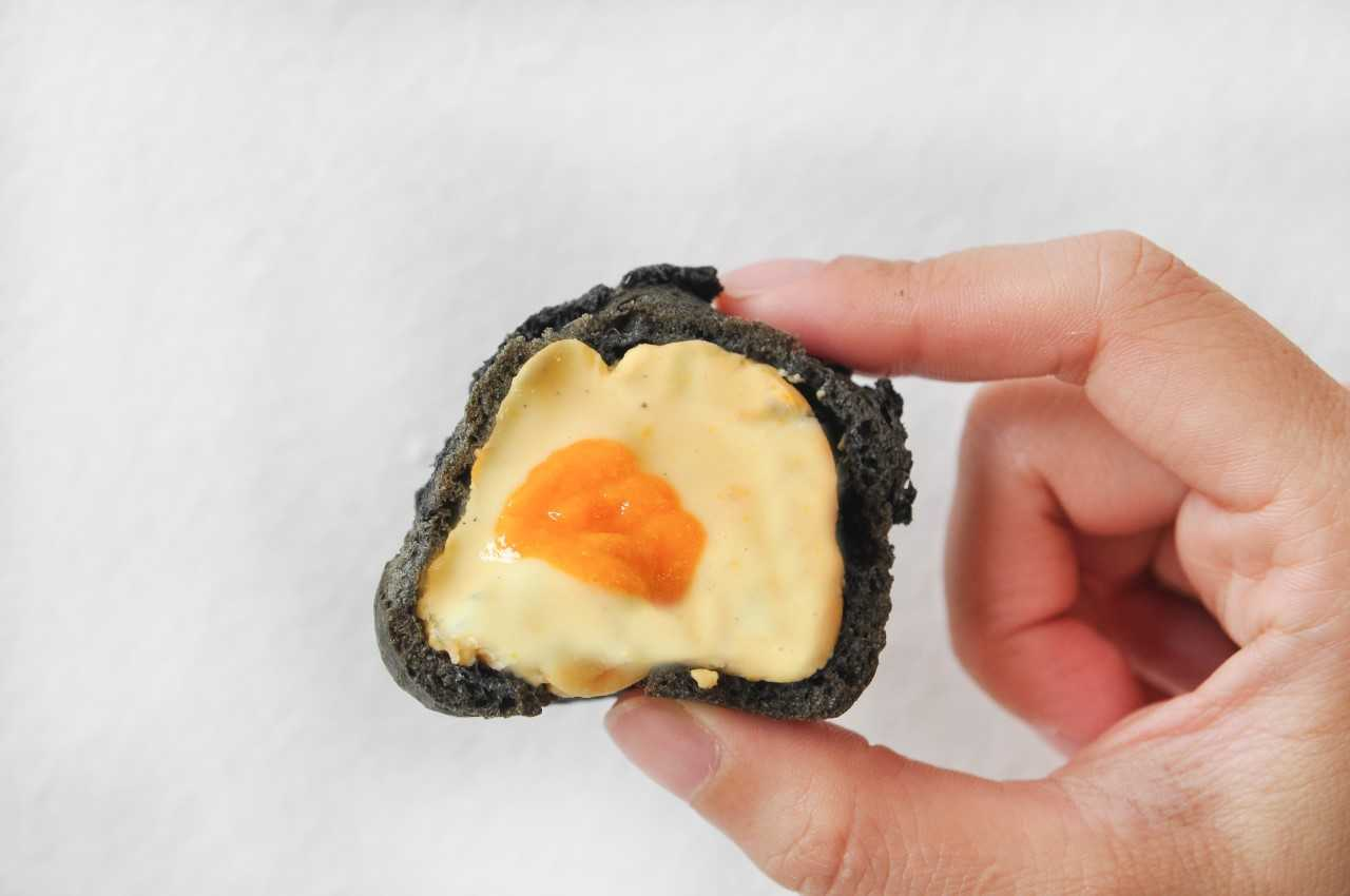 Thuong thuc banh su trung muoi than tre doc la hinh anh