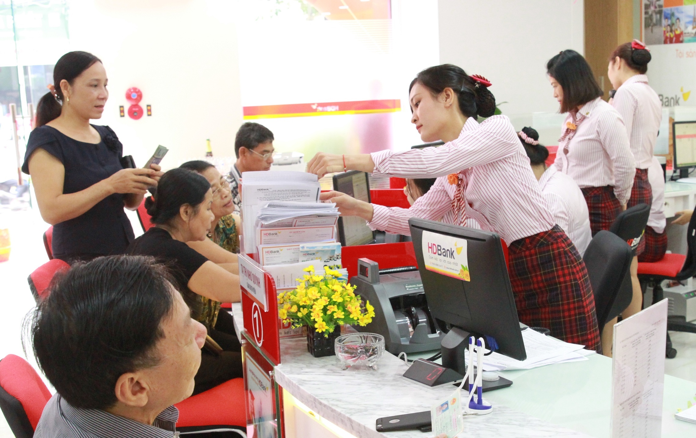 Khai truong HDBank Vinh Phuc, tang 0,7% lai suat tiet kiem hinh anh
