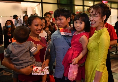 Lanh dao Vietjet bat ngo tang qua cho hanh khach giua dem hinh anh