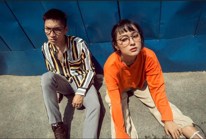 Thu Anh - Duy Linh len do 'cuc chat' voi kinh mat Molsion hinh anh