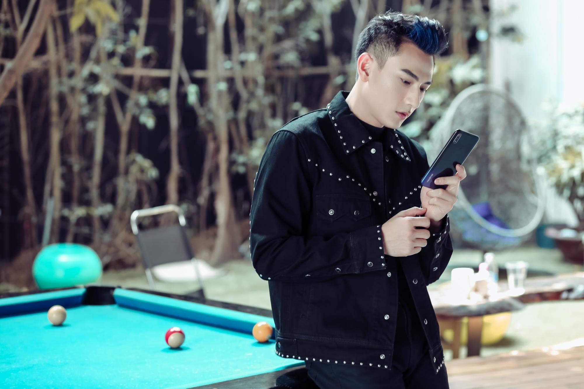 Isaac chinh thuc gioi thieu ‘nguoi ban moi’ dac biet hinh anh