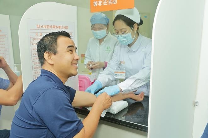 Gia dinh Quyen Linh kham tam soat tai Benh vien ung thu St.Stamford hinh anh