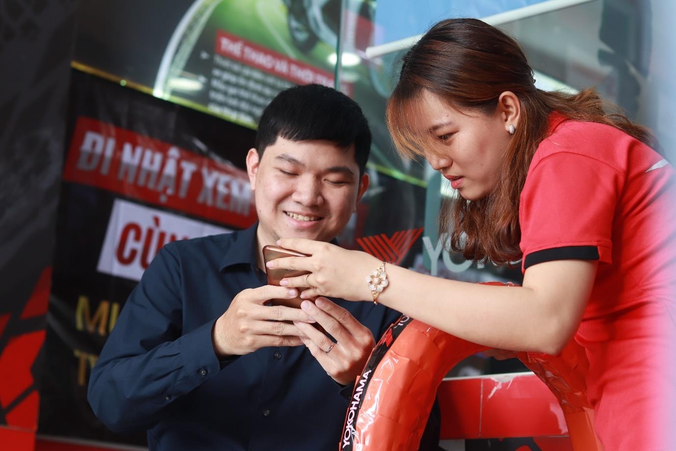 Nho mua lop xe, nhieu khach hang duoc den Nhat xem Chelsea thi dau hinh anh