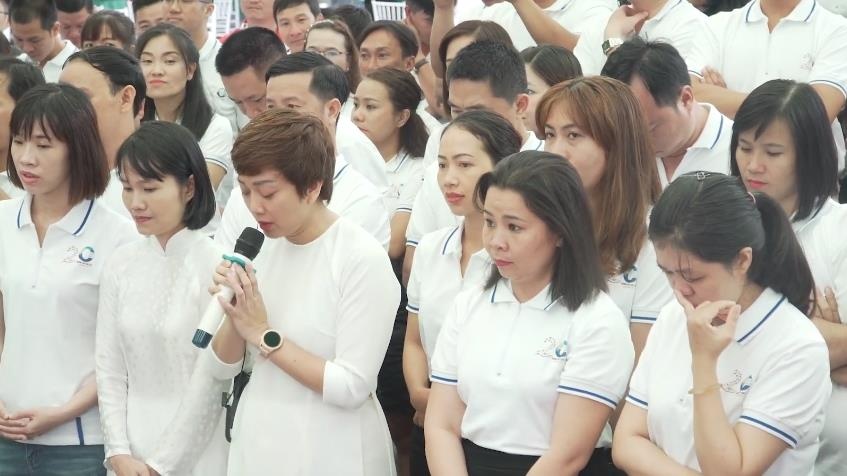 Video - Doi nguoi co bao nhieu lan cui dau tri an thay co? hinh anh