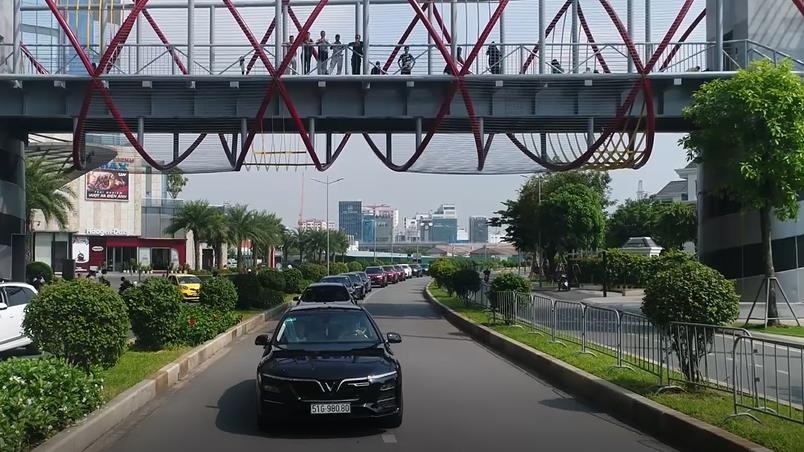 Video - Nguoi Sai Gon hao hung truoc man dieu hanh cua VinFast Lux hinh anh