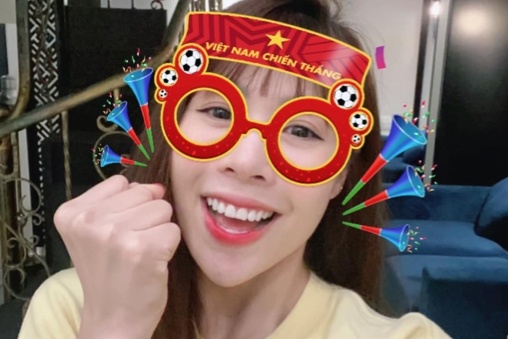 Gioi tre the hien tinh than the thao qua ung dung chup anh AR hinh anh