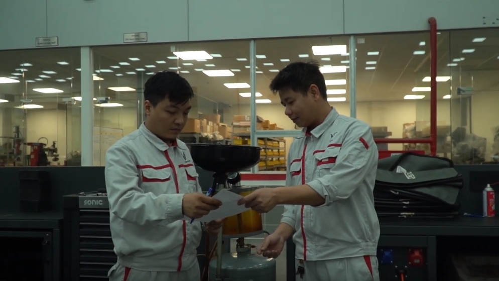 Video - Chu oto VinFast duoc phuc vu tan tinh khi bao duong xe hinh anh