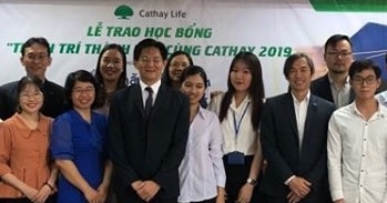 18 sinh vien nhan hoc bong 'Thinh tri thanh tai' tu Cathay Life VN hinh anh
