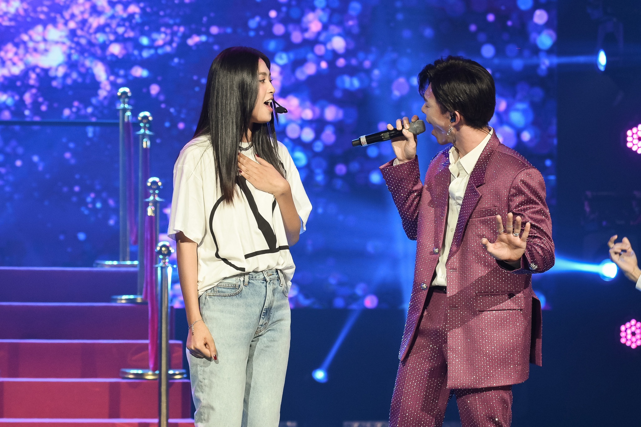 Chi Pu hat live tinh cam, Erik song ca cung Hoa hau Tieu Vy hinh anh