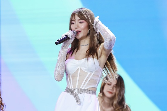 Minh Hang xuat hien quyen ru, hat tang fan sau thoi gian dai vang bong hinh anh