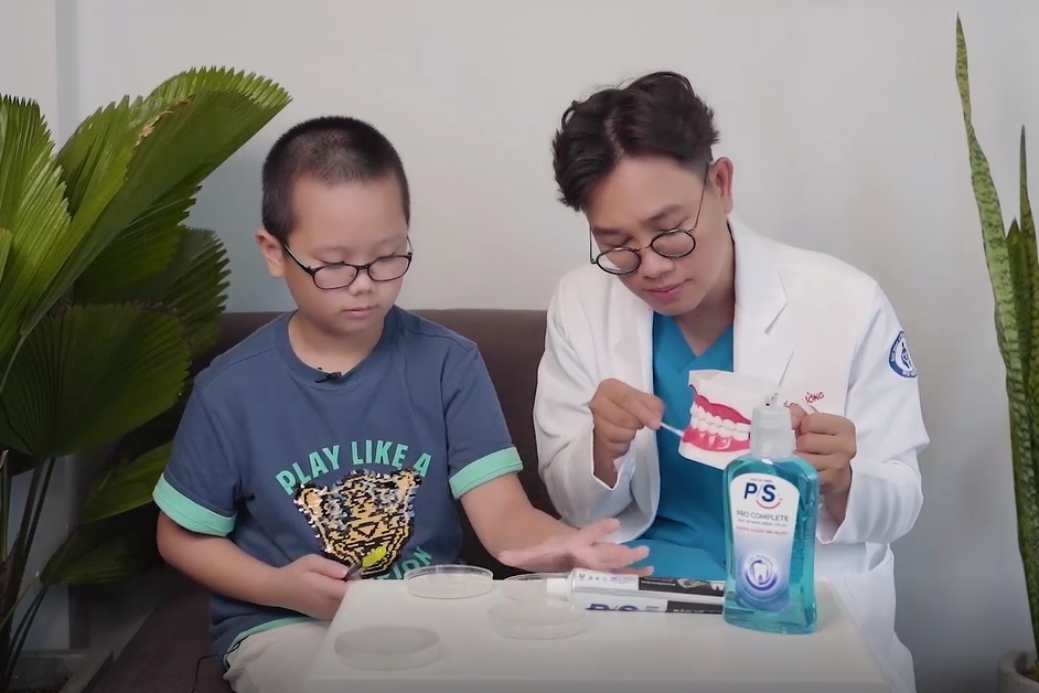 Video - Bac si Hoang Quoc Tuong huong dan bao ve rang mieng dung cach hinh anh